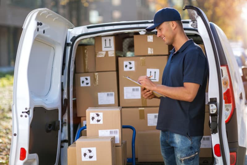 Profissional carregando caixas em veículo utilitário para entrega no Rio de Janeiro e em São Paulo